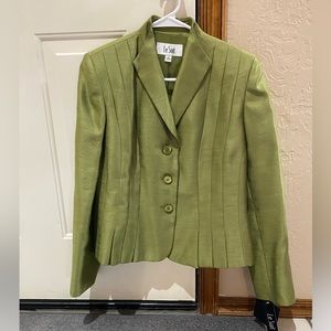 Beautiful 2 piece women’s Le Suit, size 6 Brand New!
